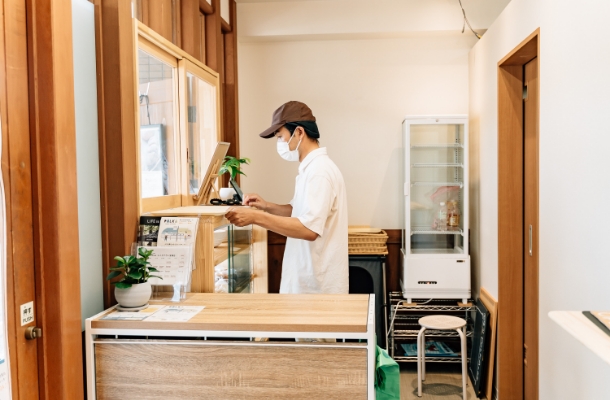 店内に冷蔵ショーケースも完備しているので、ケーキなどの生菓子も販売可能。